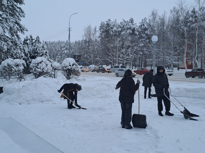 уборка территории перед памятником активистами отрядов Юные жуковцы