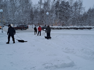 уборка территории перед памятником активистами отрядов Юные жуковцы