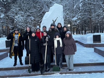 общее фото участников проекта Хранители истории активисты отрядов Юные жуковцы