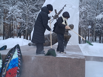 уборка памятника активистами отрядов Юные жуковцы